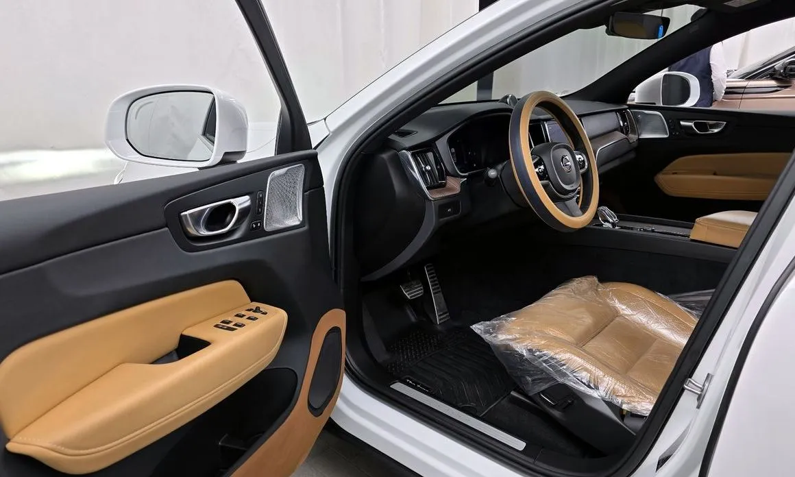 Volvo XC60 — фото 10