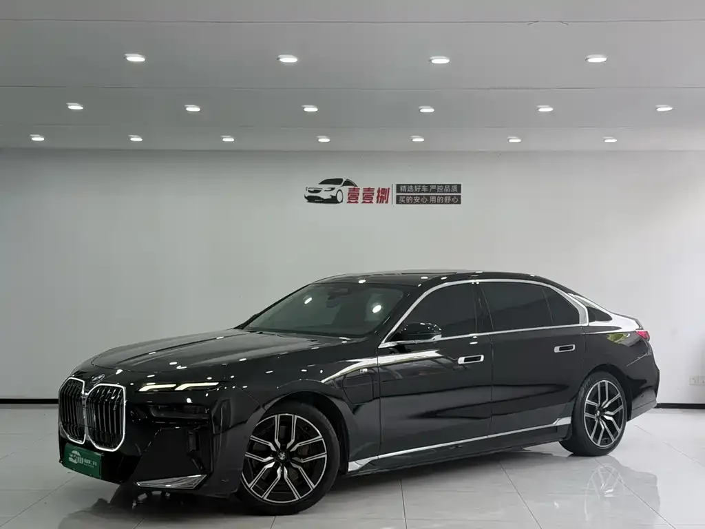 BMW i7 — фото 1