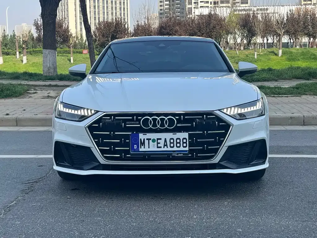 Audi A7L — фото 1