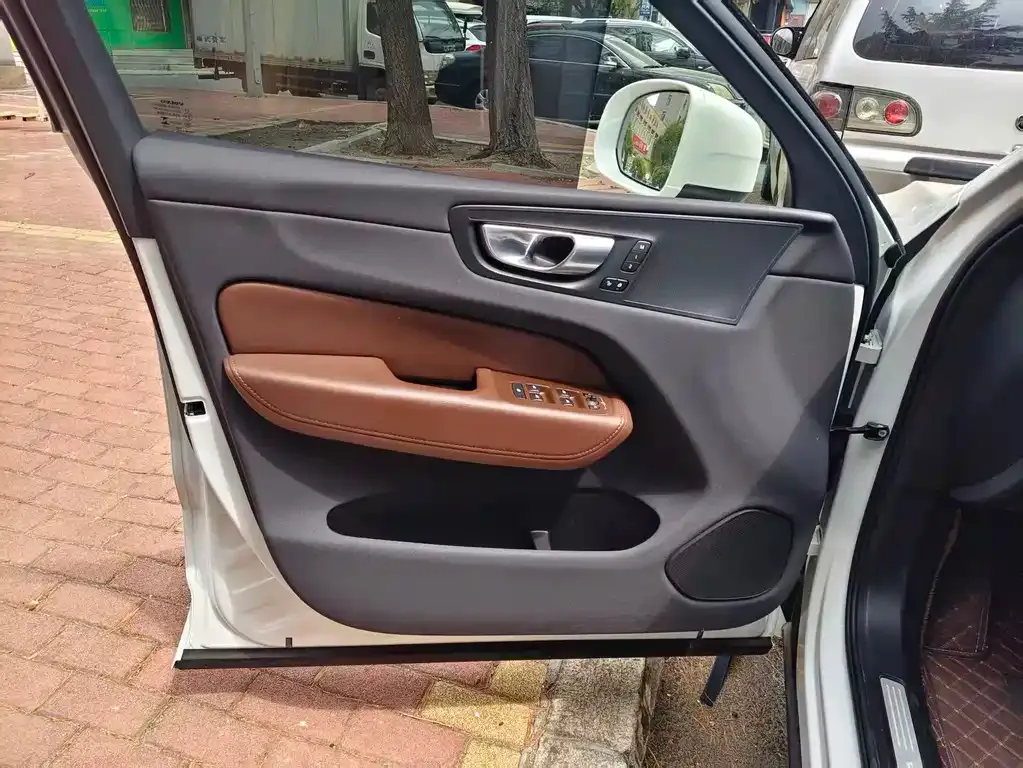 Volvo XC60 — фото 10