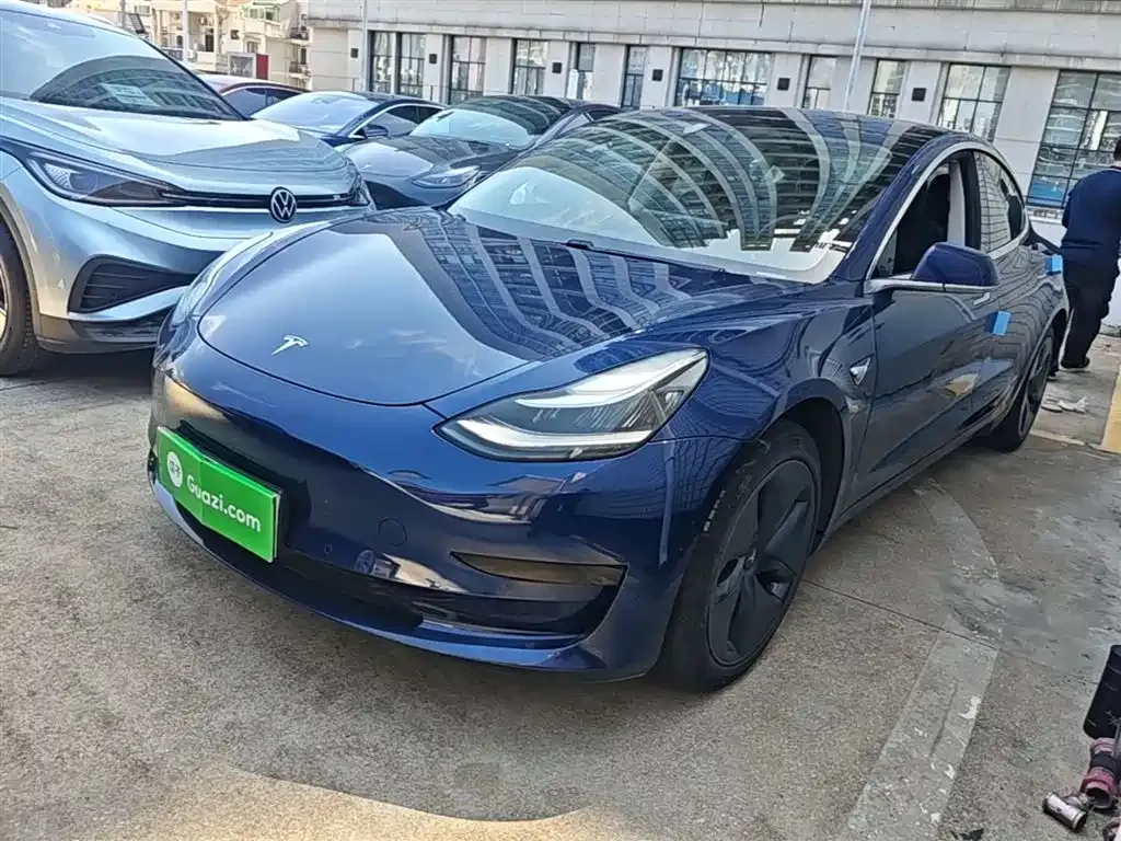 Tesla Model 3 — фото 1