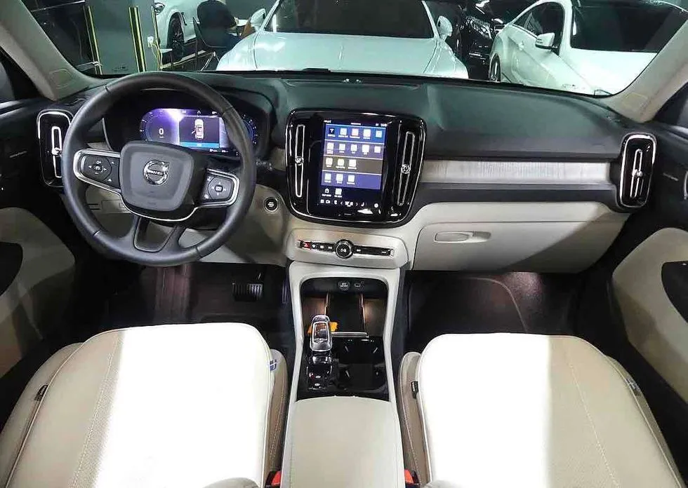 Volvo XC40 — фото 10