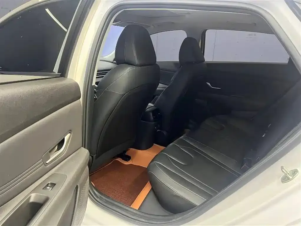 Hyundai Elantra — фото 2