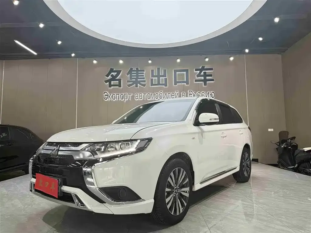 Mitsubishi Outlander — фото 1