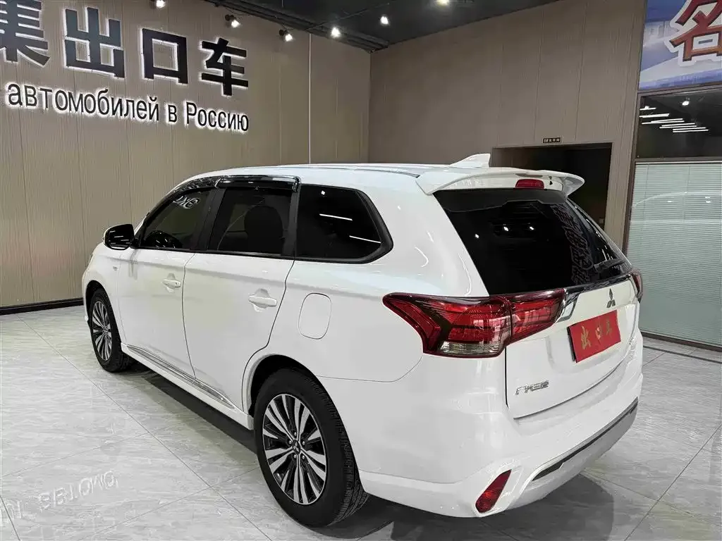 Mitsubishi Outlander — фото 9