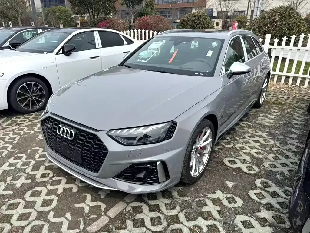 Audi RS 4 — фото 1