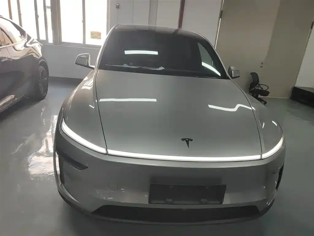 Tesla Model Y L — фото 10