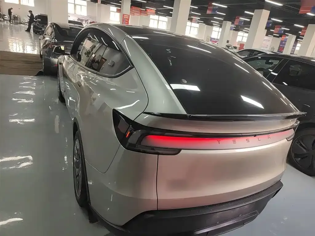 Tesla Model Y L — фото 9