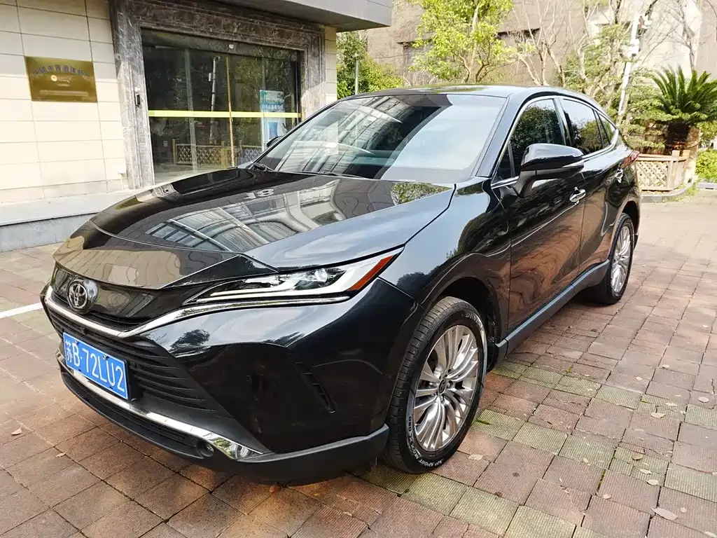 Toyota Harrier — фото 1