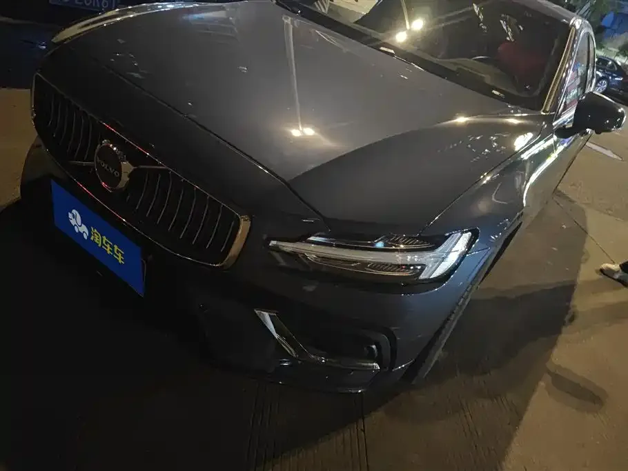 Volvo S60 — фото 1