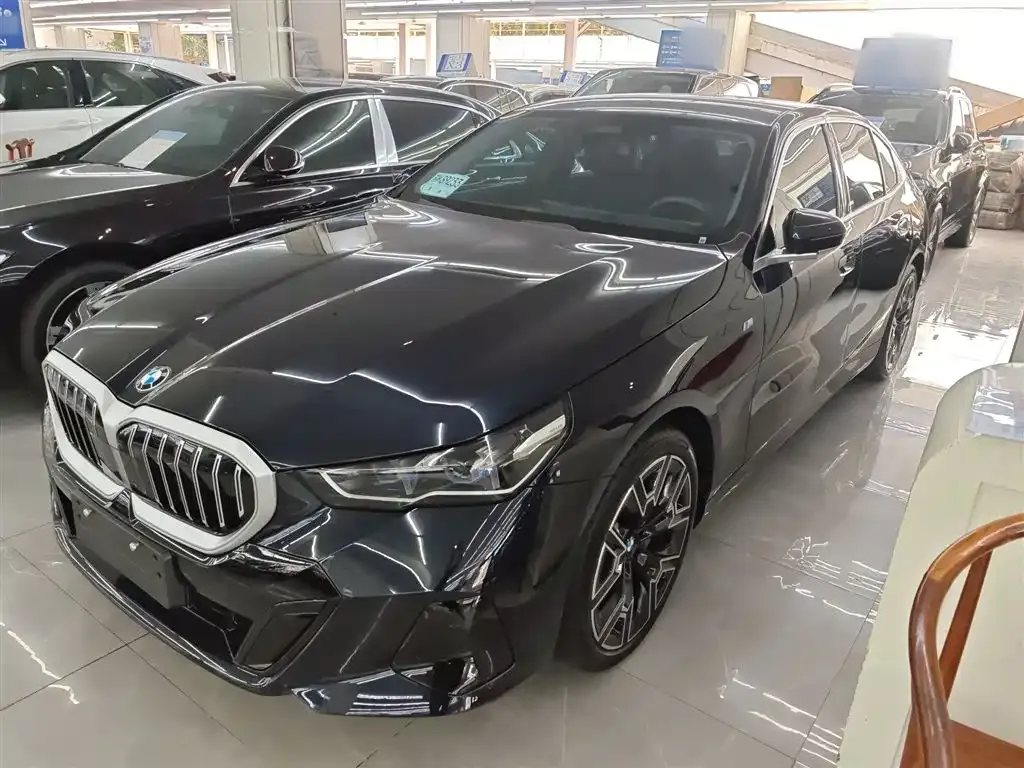 BMW 5 Series — фото 1