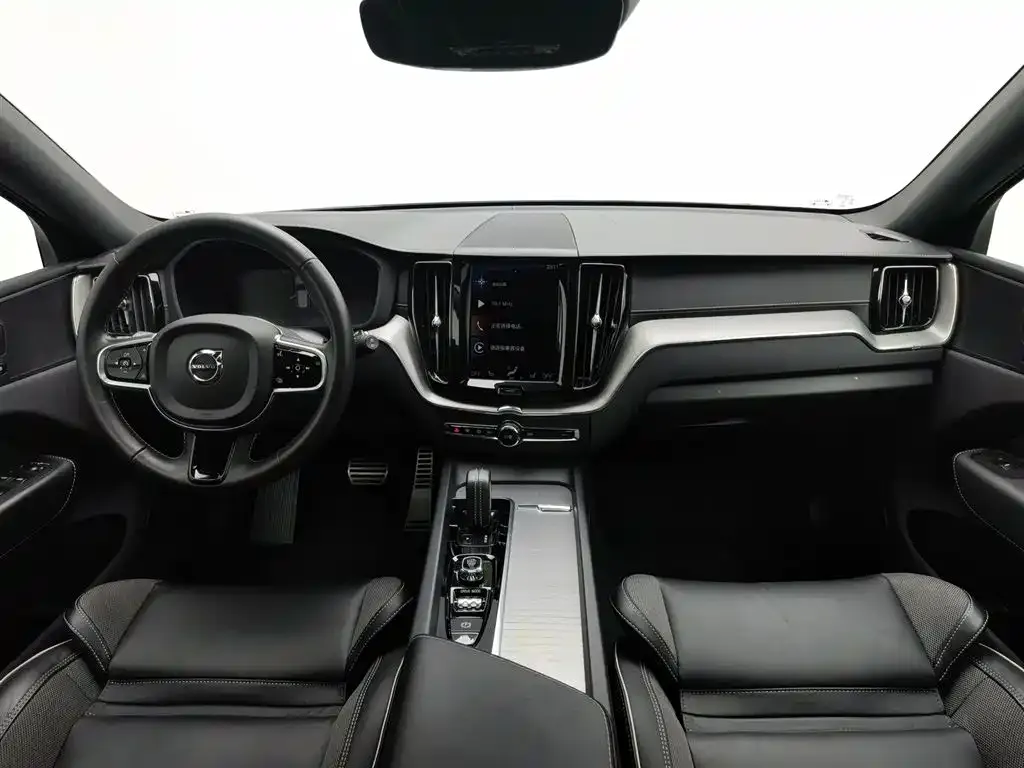 Volvo XC60 PHEV — фото 10