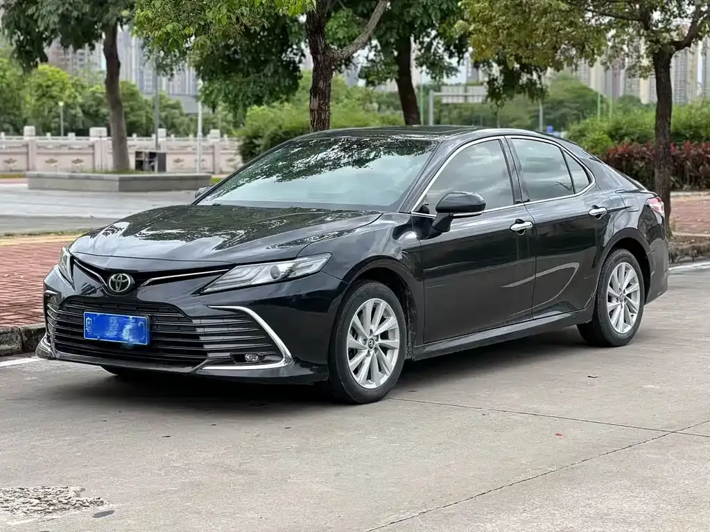 Toyota Camry — фото 1