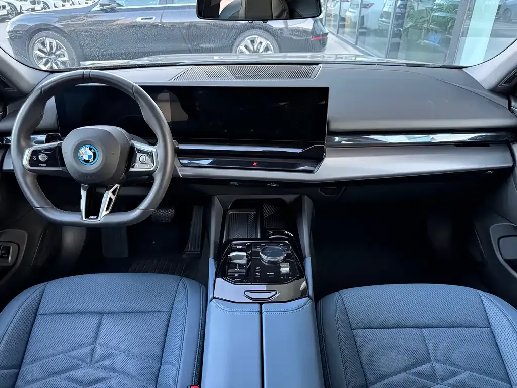 BMW i5 — фото 8