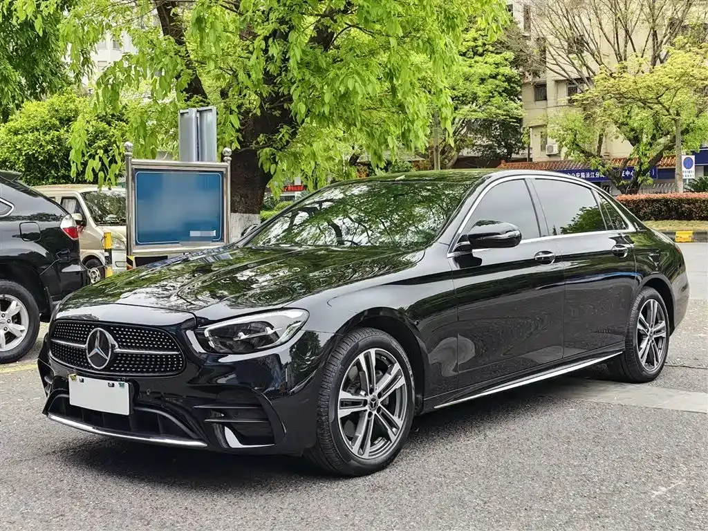 Mercedes-Benz E-Class — фото 1