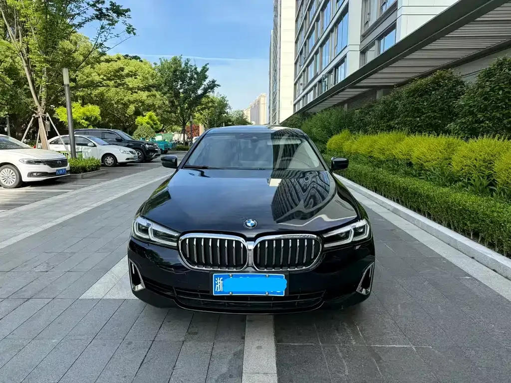 BMW 5 Series — фото 1
