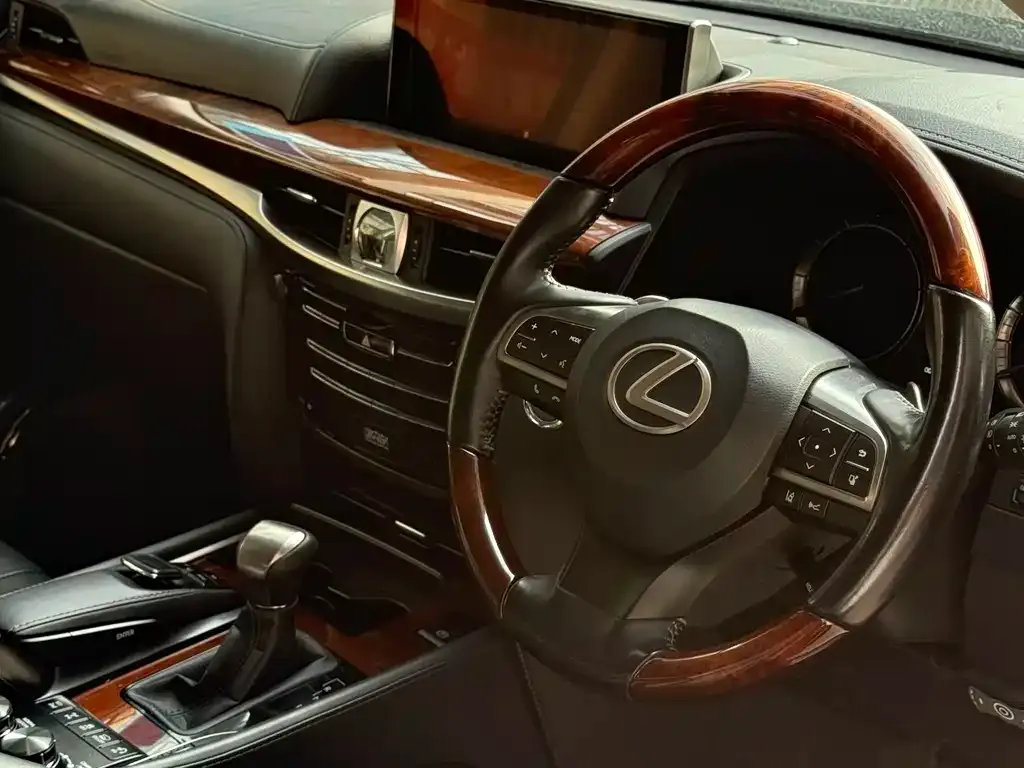 Lexus LX — фото 9