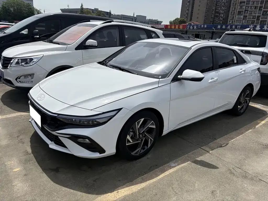 Hyundai Elantra — фото 1