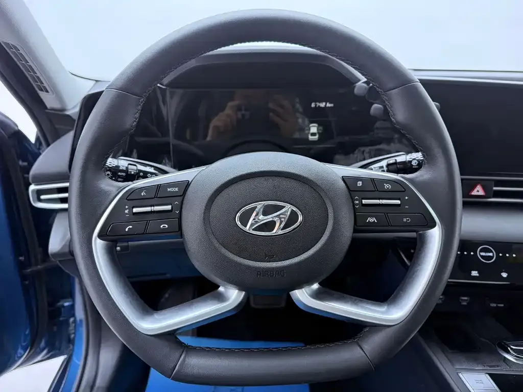 Hyundai Elantra — фото 5