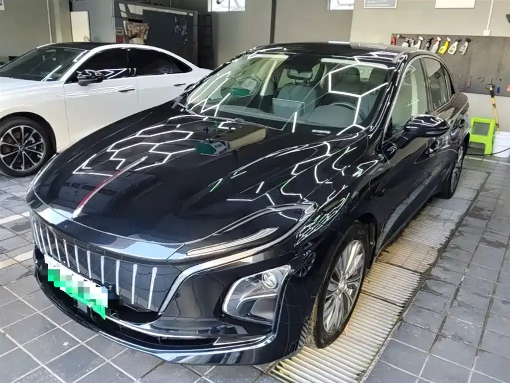 Hongqi E-QM5 — фото 1