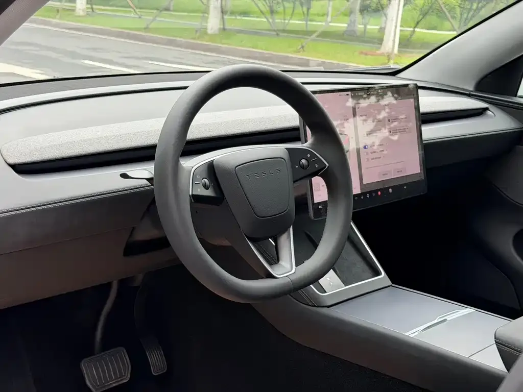 Tesla Model Y L — фото 2