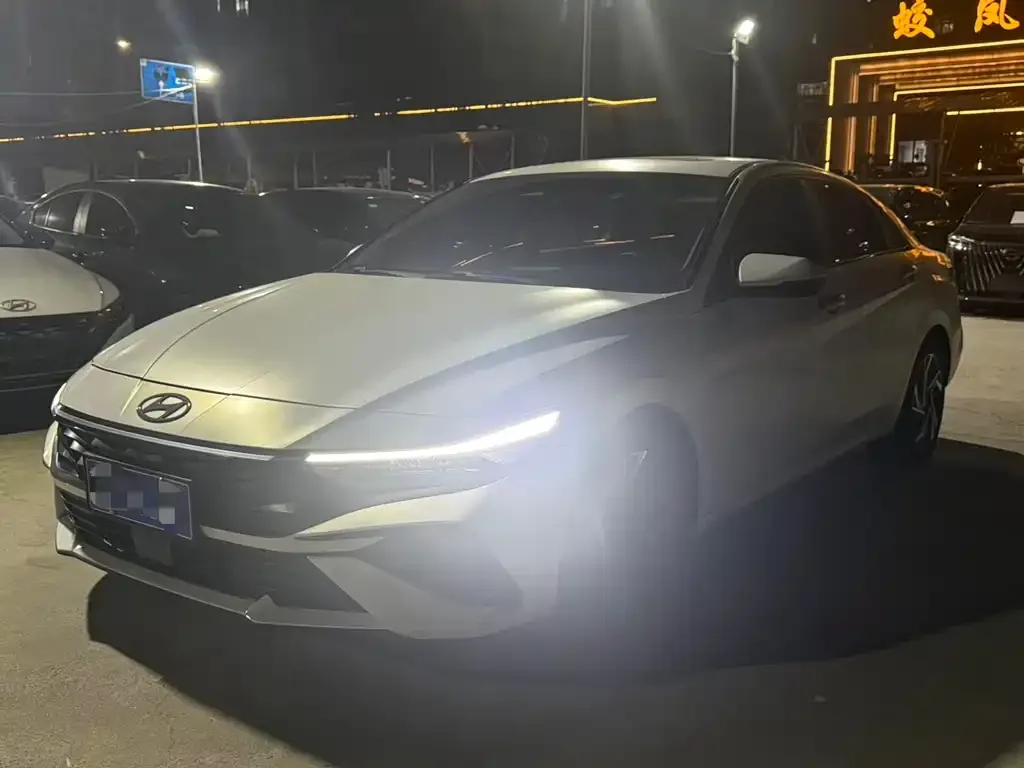Hyundai Elantra — фото 1