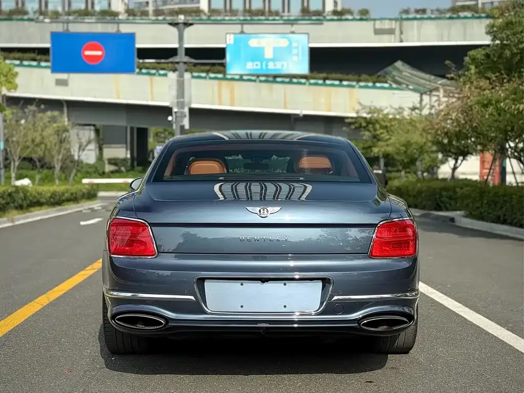 Bentley Flying Spur — фото 2