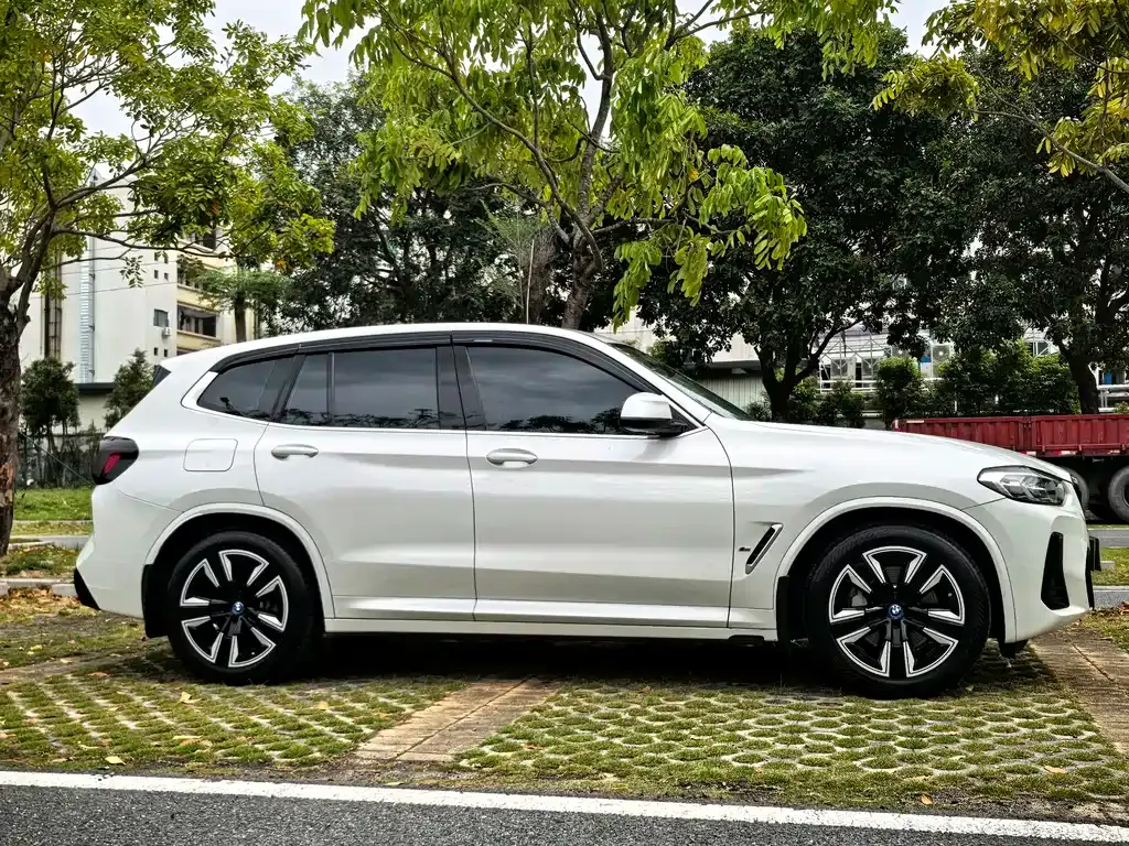 BMW iX3 — фото 5