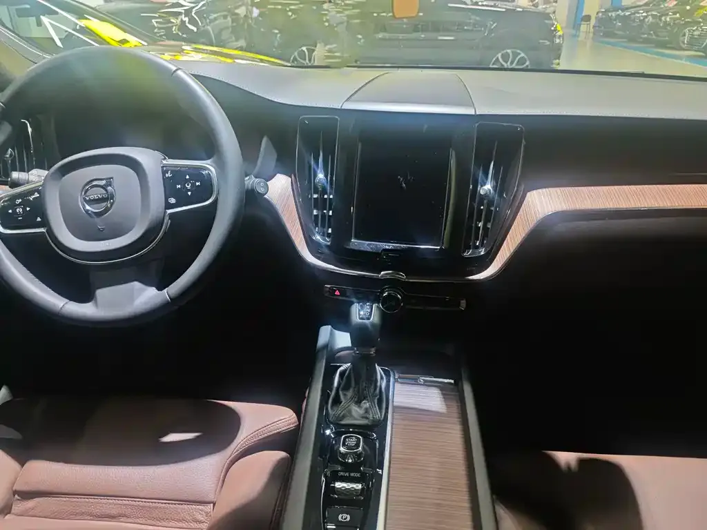 Volvo XC60 — фото 9