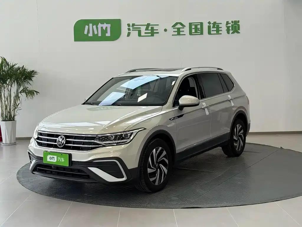 Volkswagen Tiguan L — фото 1