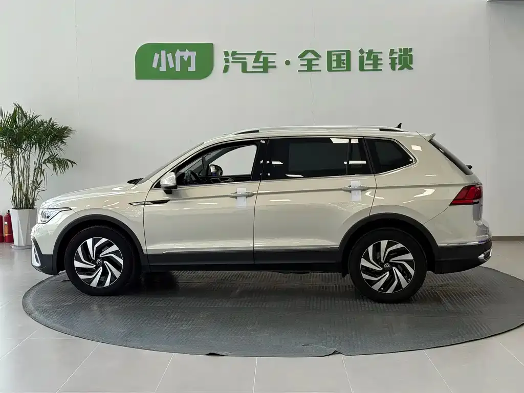 Volkswagen Tiguan L — фото 4