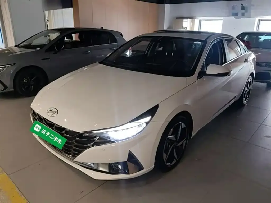 Hyundai Elantra — фото 1