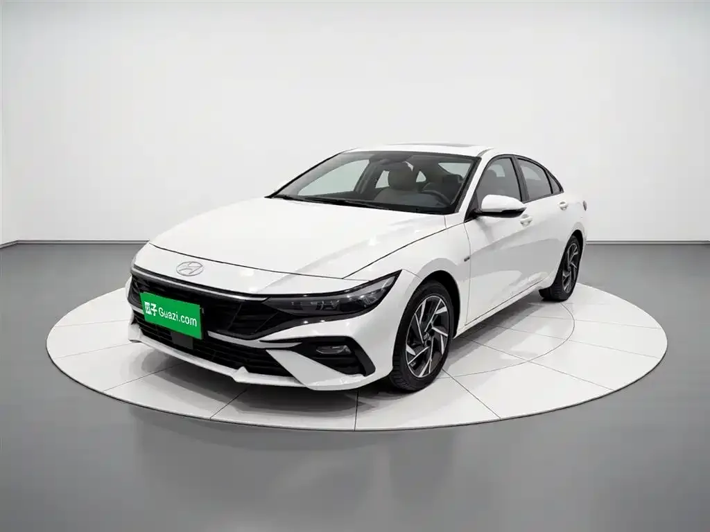 Hyundai Elantra — фото 1