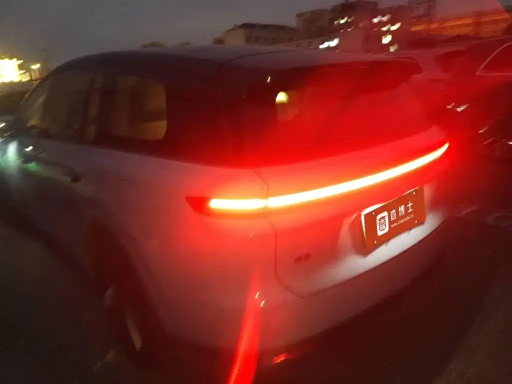 Li Auto i8 — фото 6