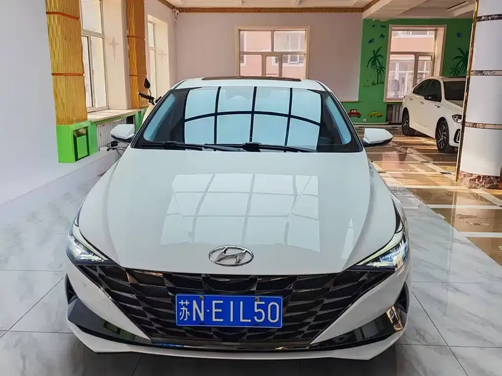 Hyundai Elantra — фото 1