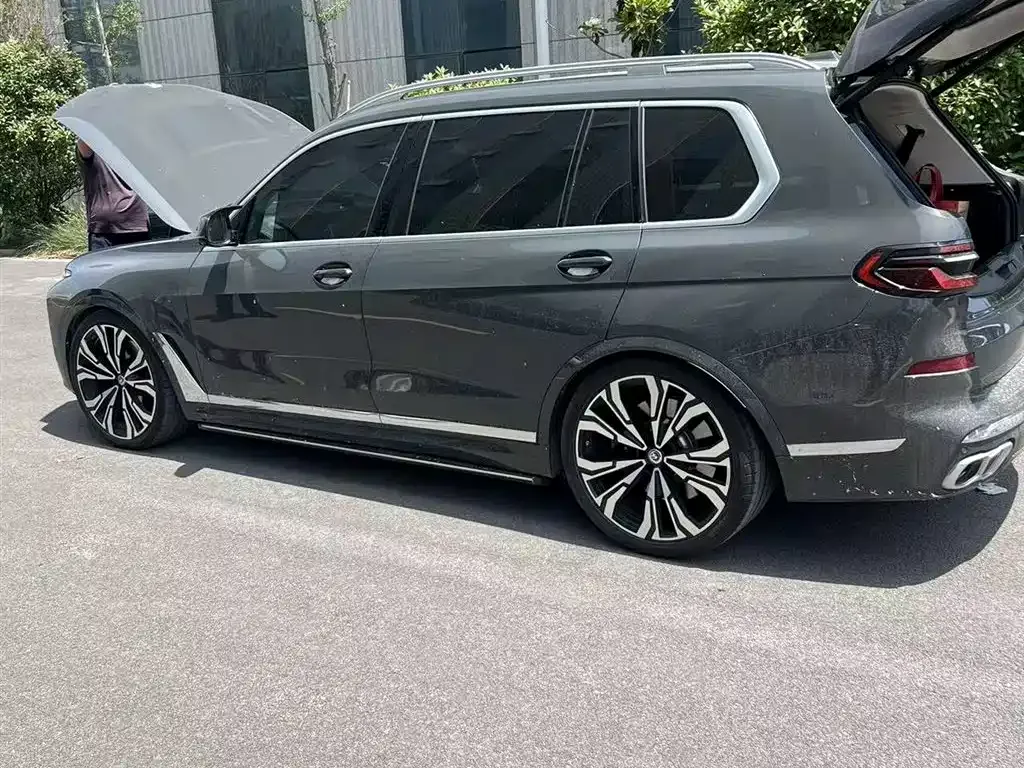 BMW X7 M60i — фото 9