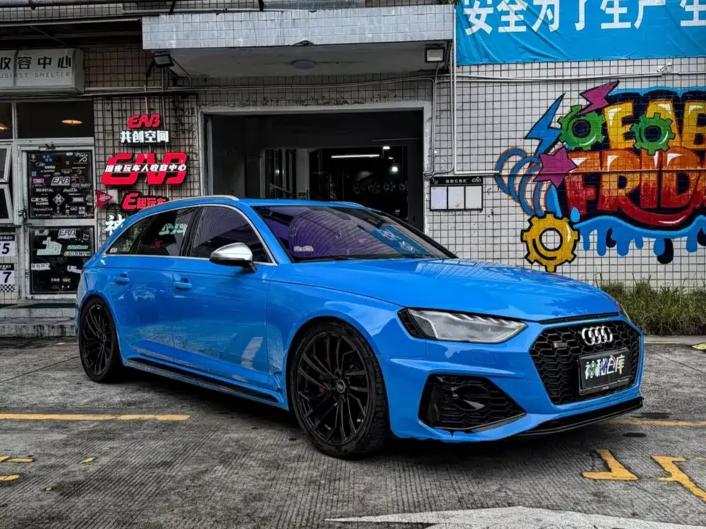 Audi RS 4 — фото 1