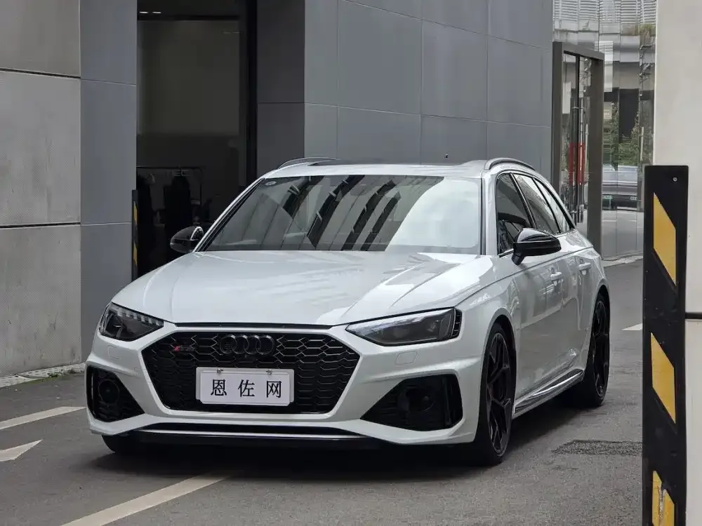 Audi RS 4 — фото 1