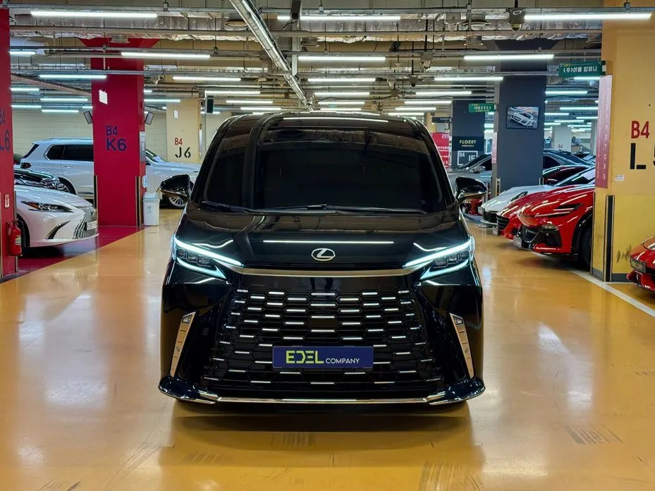 Lexus LM — фото 1