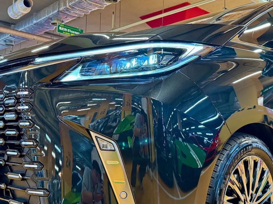 Lexus LM — фото 9