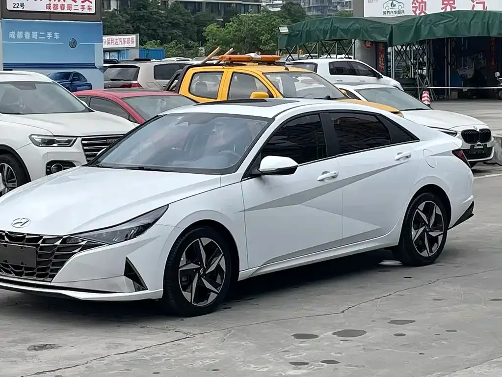 Hyundai Elantra — фото 1