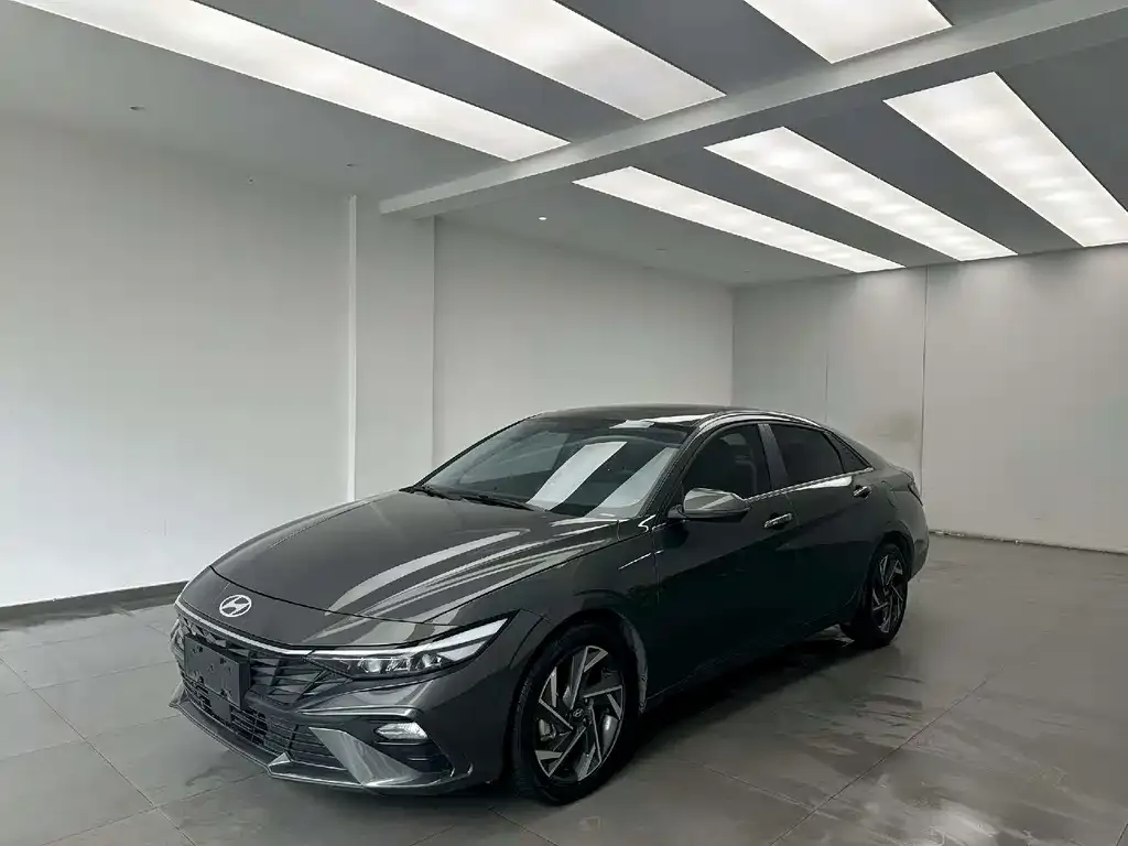 Hyundai Elantra — фото 1