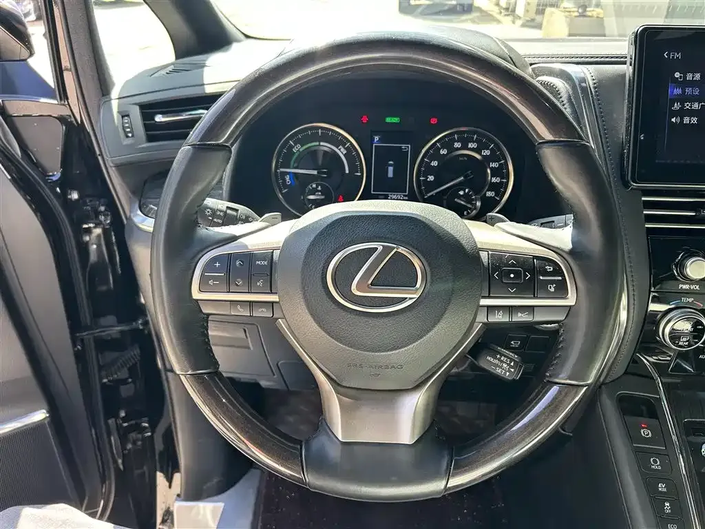 Lexus LM — фото 3