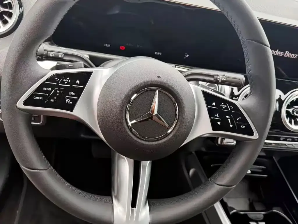 Mercedes-Benz EQB — фото 9