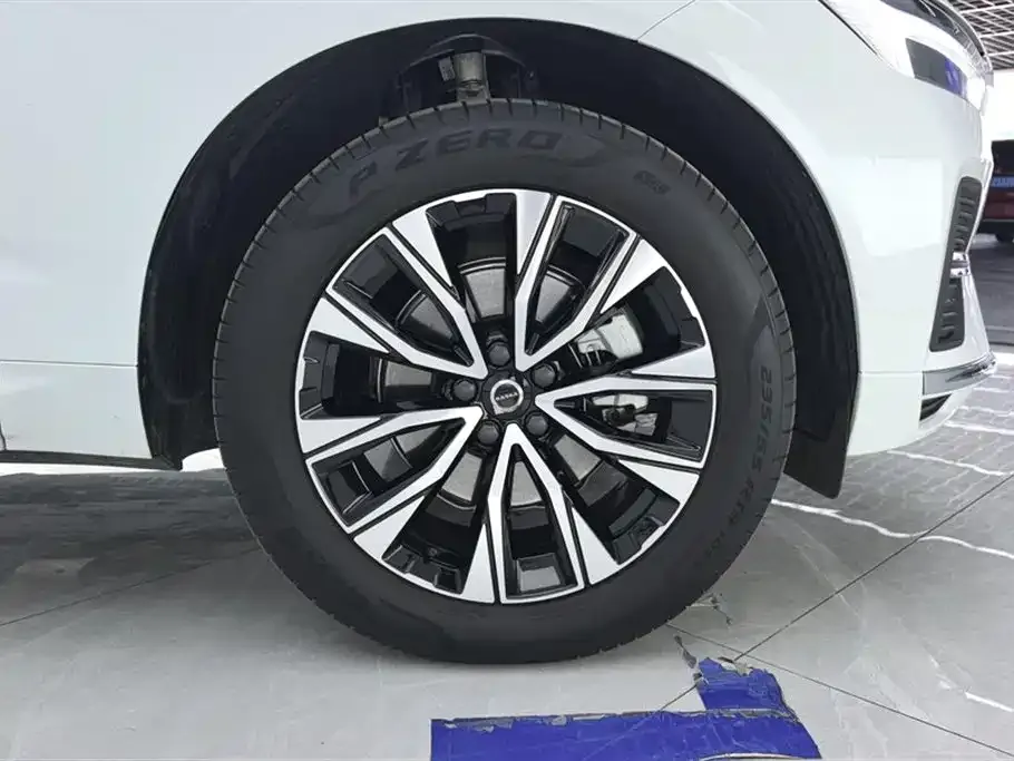 Volvo XC60 — фото 10