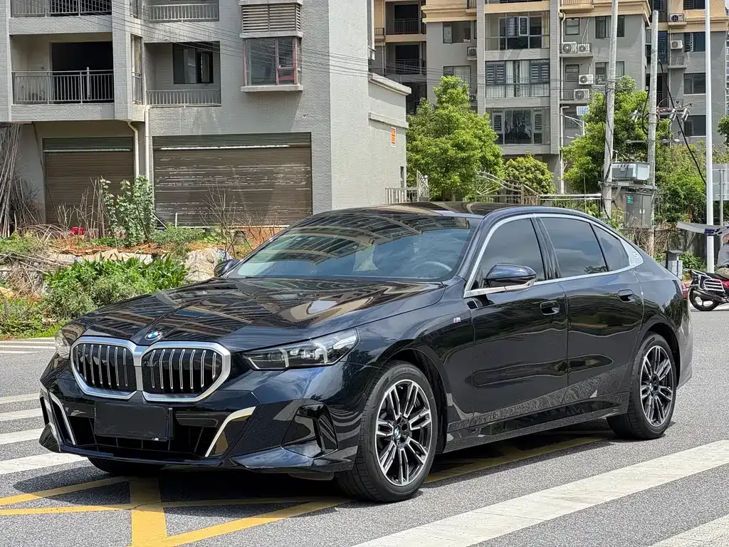 BMW 5 Series — фото 1