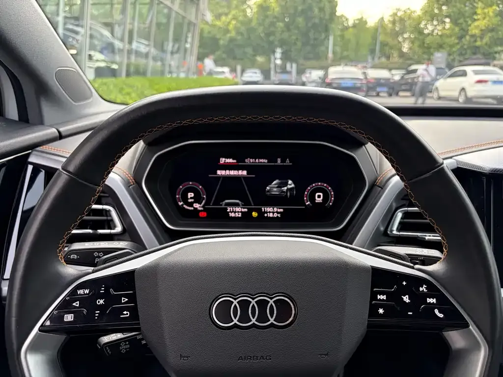 Audi Q4 e-tron — фото 3