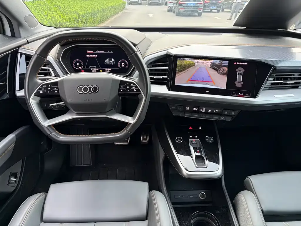 Audi Q4 e-tron — фото 2