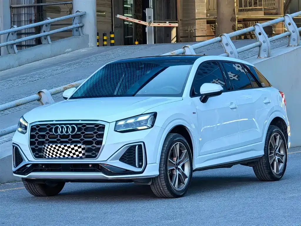 Audi Q2L — фото 1