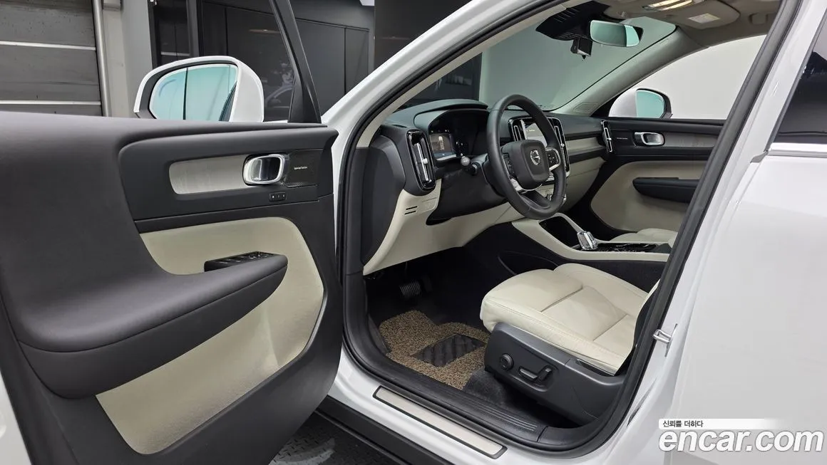 Volvo XC40 — фото 10